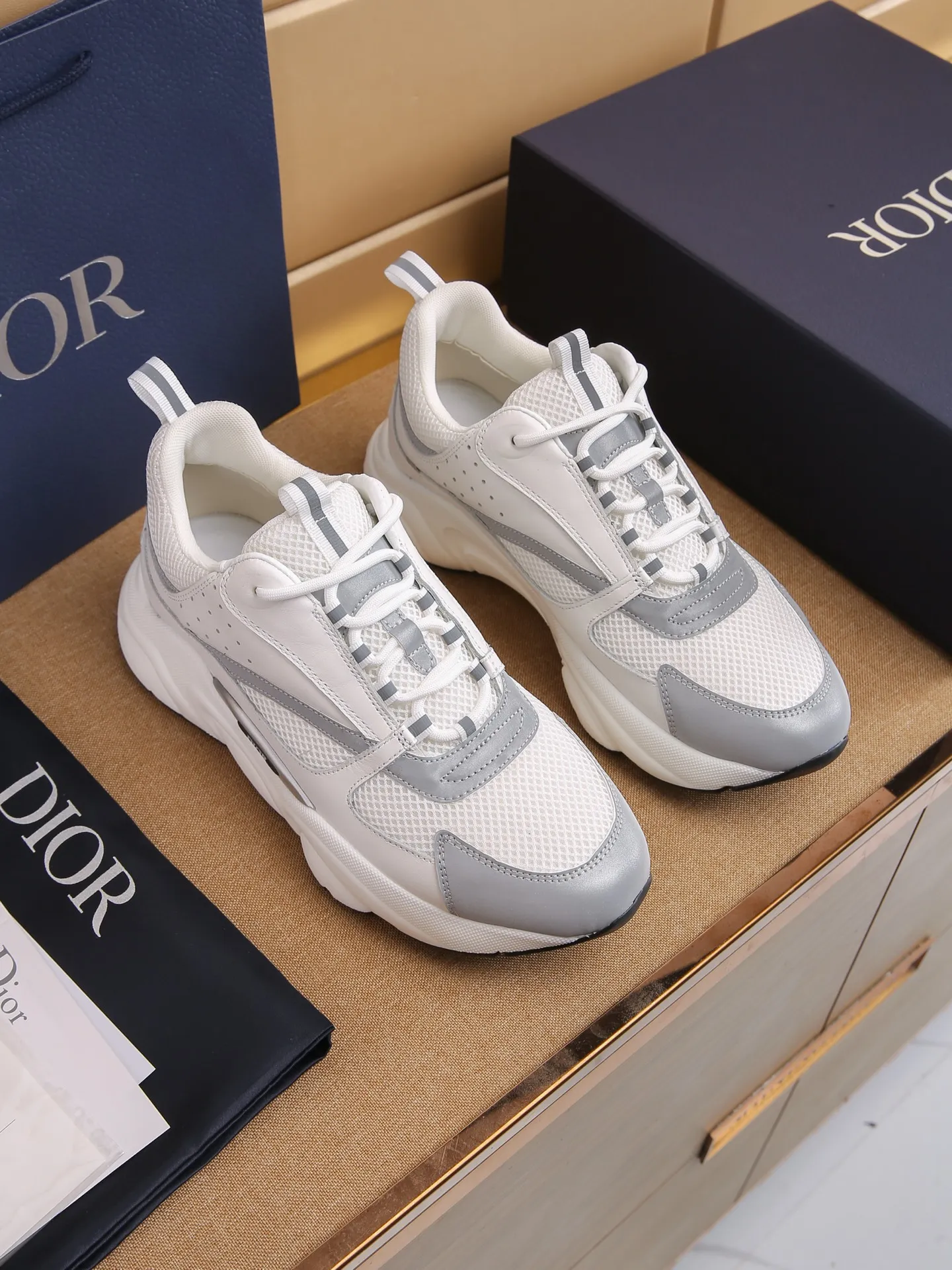 Factory price: 460💰Dior’s top version of D’s b22 men’s sports shoes. Inspired by retro running styles, the chunky low-top silhouette features gray calf leather and blue and white mesh fabric uppers, atop a black, white and blue engraved rubber sole. Nylon ribbon accents the blue mesh tongue and heel counter, and a "dio~" logo appears on the side. Pair it with a suit for a striking contrast and add a sportswear-chic edge to your look. The thick sole can be about 4cm~ Size: 38-45, [46, 47 customized]